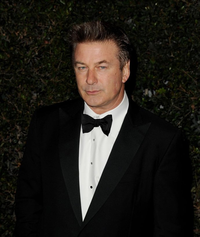 Alec Baldwin En Actitud Seria Y Luciendo Pajarita 
