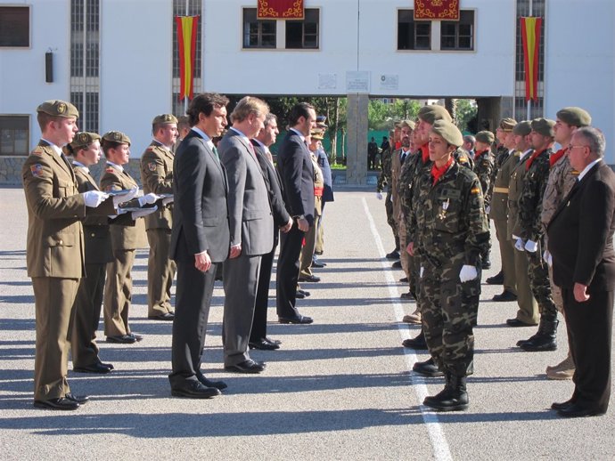 Mateu Isern, Ramon Socías, Pere Rotger Y José Ramón Bauzá Dando Los Honores.
