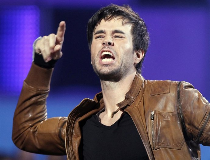 Enrique Iglesias Cantando