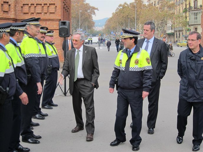 Trias Saludando A Mandos De La Urbana