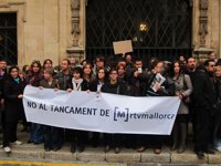 Más de un centenar de personas se concentran en apoyo a los 117 trabajadores de RTVM afectados por el cierre