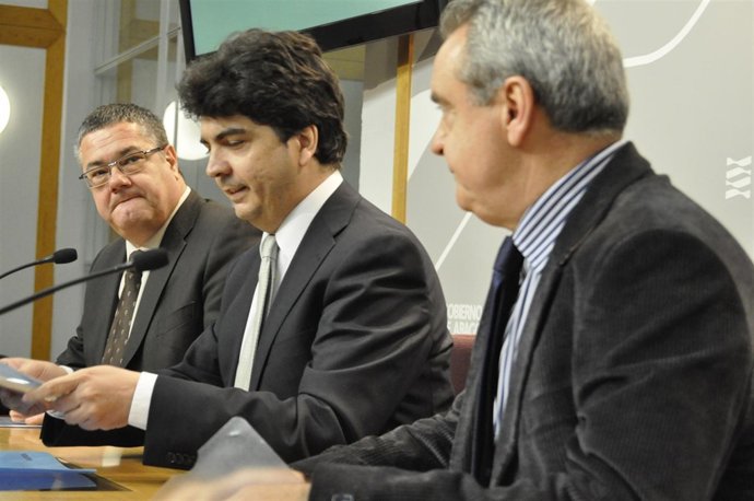 El Consejero De Hacienda, Mario Garcés, Con Los Portavoces De PP Y PAR.