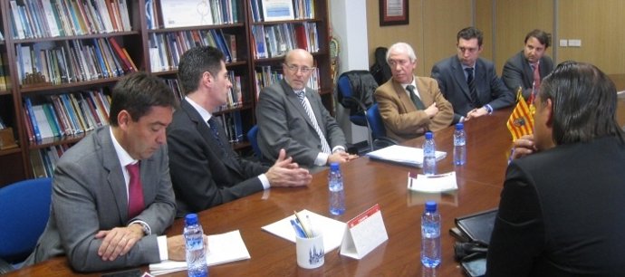 Bono Durante La Visita Del Vicepresidente Mundial De Educación Microsoft