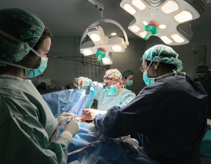 Cirujanos Del Virgen Del Rocío Operan De Cadera A Un Paciente