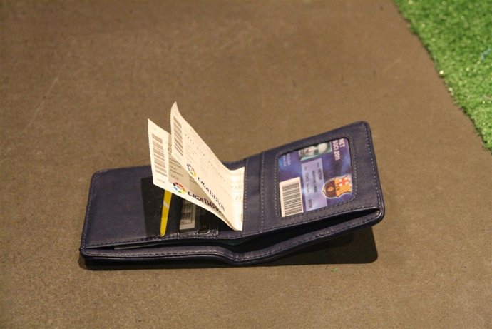 Cartera Con Entradas Para El Clásico