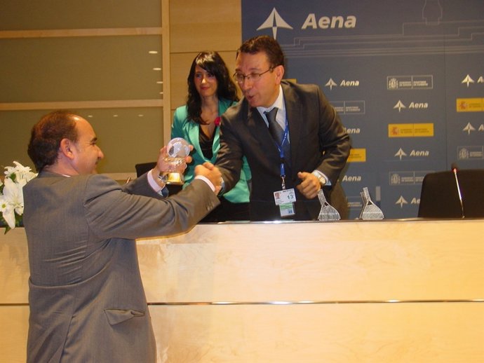 El Director Del Aeropuerto Entrega Un Premio Medioambiental A Newrest Inflight