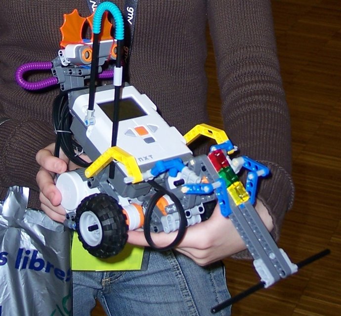Un Robot Construido Por Escolares Del IES Cerro De La Cruz De Cortes.
