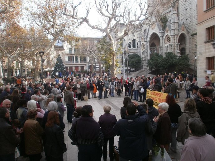 Cacerolada Frente Al Ayuntamiento De Sóller.