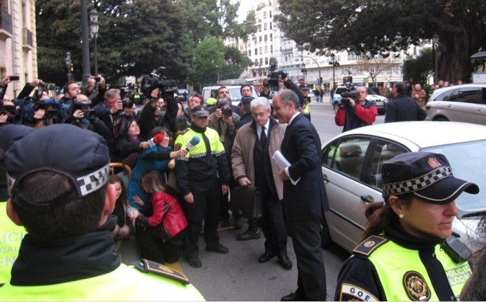 Camps Llega Al TSJCV Para Ser Juzgado Por La Causa De Los Trajes