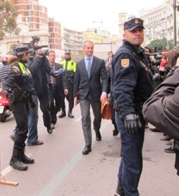 Ricardo Costa Llega Al TSJCV Para Ser Juzgado Por La Causa De Los Trajes