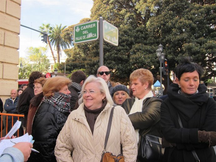 Primera Mujer Que Hace Cola Para Asistir Al Juicio Contra Camps Y Costa