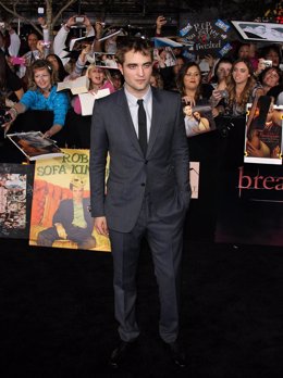 Posado De Robert Pattinson, Con Traje De Gucci, En La Premiére De Los Angeles 