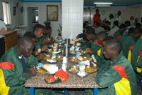 El CETI de Ceuta supera un 35 por ciento su capacidad tras la llegada de 68 nuevos subsaharianos por tierra y a nado