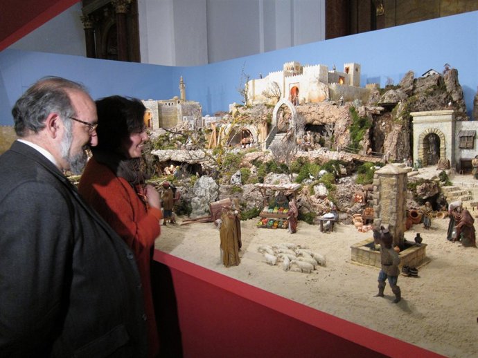 Ricardo Rodríguez Y Mercedes Cantalapiedra Observan El Belén