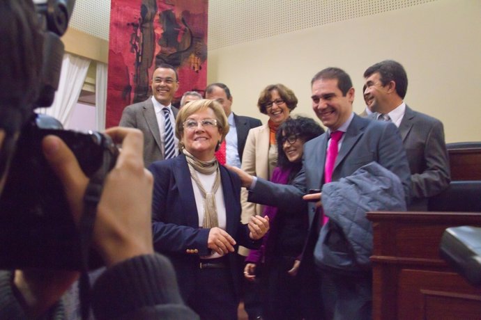 Guerrero Deja La Diputación Rodeada De Su Grupo Y Ante La Mirada De Caraballo. 