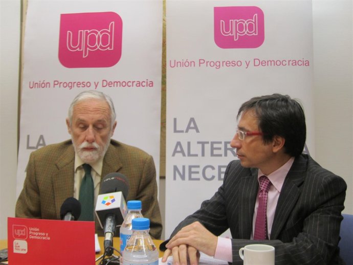 De Velasco Y Marcos En Rueda De Prensa En La Asamblea