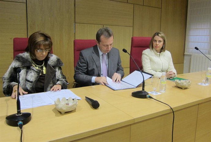 Purificación Gálvez, Manuel Recio E Irene Sabalete En La Entrega De Resoluciones