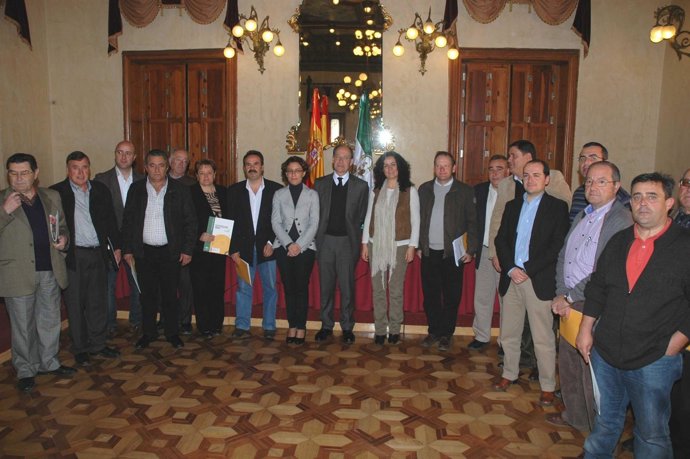 Díaz Trillo Junto A Los Perceptores De Las Ayudas Al Entorno De Sierra Nevada