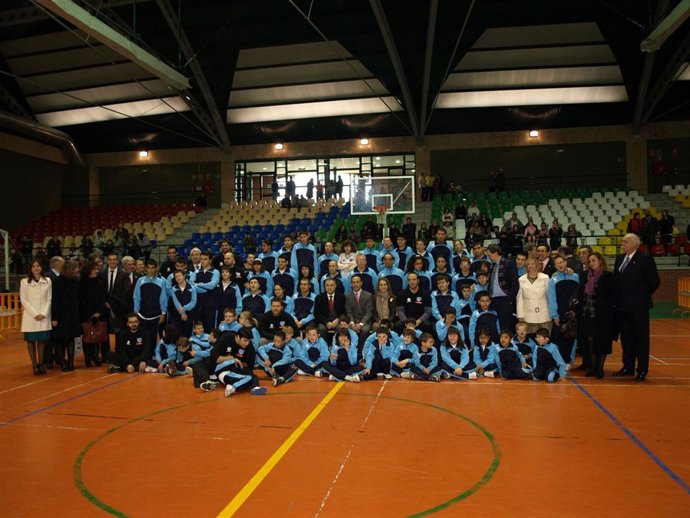 La Infanta Elena Posa Junto A Los Participantes De La Escuela