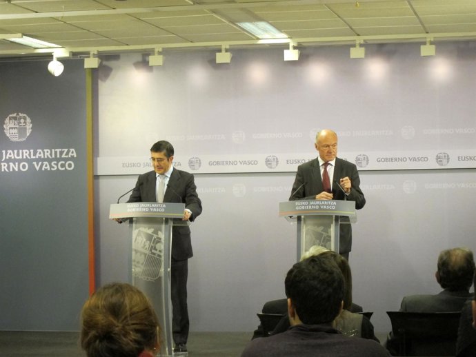 El Presidente Consejo Regional De Aquitania, Alain Rousset, Y El Lehendakari