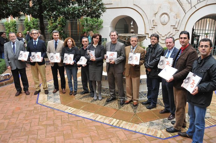 Ceballos, En El Centro, Entre Valenzuela Y Sánchez Moreno Y Diversos Miembros De