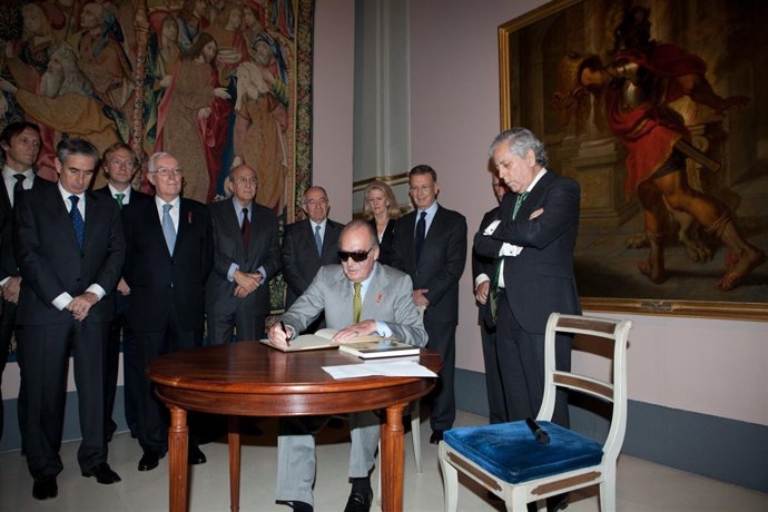 El Rey, Con Gafas De Sol 