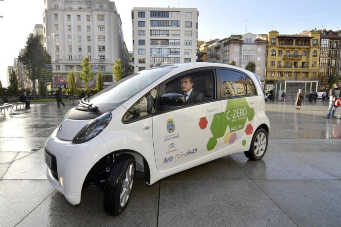 Entrega Primer Coche Eléctrico Al Ayuntamiento De Santander. 