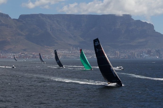 TEAM ABU DHABI , TEAM GROUPAMA TEAM PUMA MAR MOSTRO VELA VOR