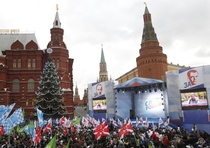 Manifestación En Apoyo De La Elección De Putin Y Medvedev En Moscú