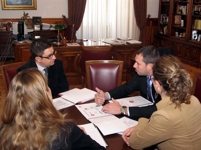 Reyes (I) En La Reunión Con Representantes De AJE-Jaén.