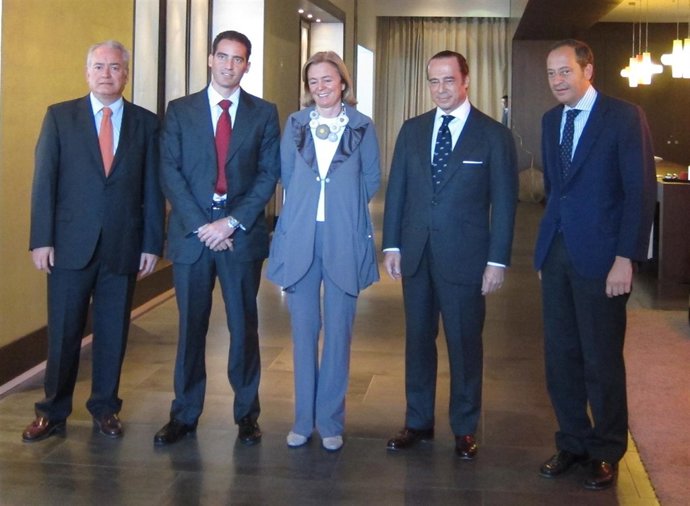 El Presidente De Iberia, Antonio Vázquez, Junto A Carolina Luca De Tena, De ABC