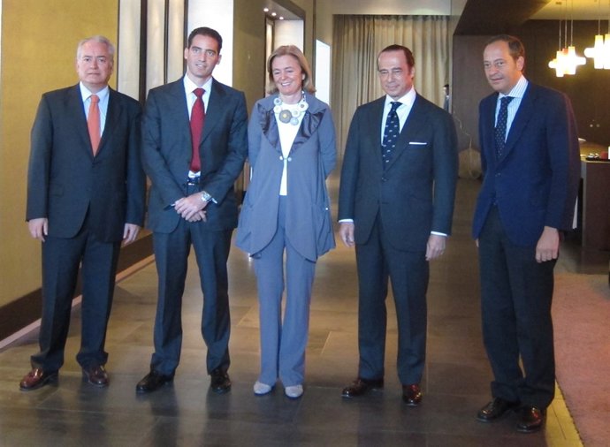 Antonio Vázquez Junto A Carolina Luca De Tena