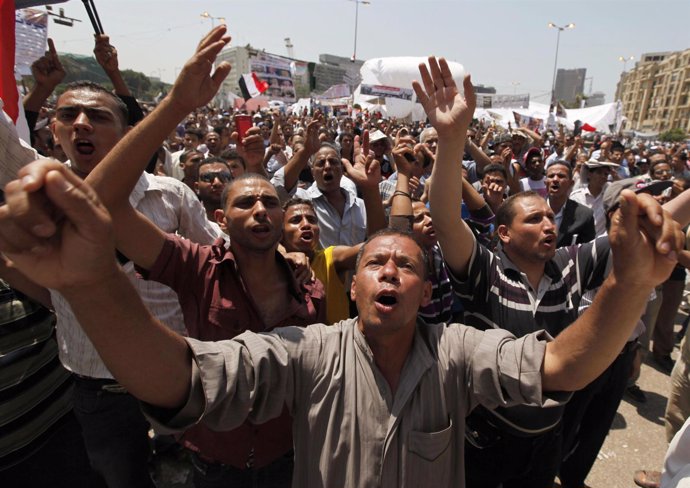 Miles De Personas Siguen En La Plaza Tahrir De El Cairo