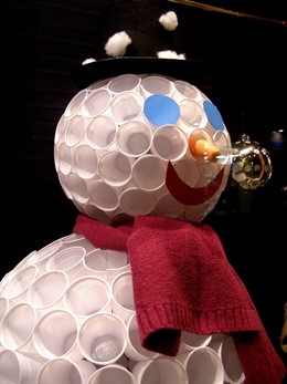 Muñeco De Nieve Con Vasos De Plástico, Expuesto En Un Comercio De Tarazona  