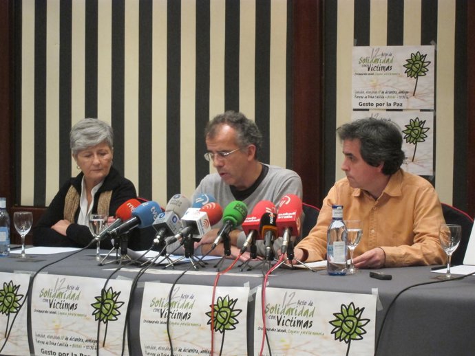 Los Miembros De Gesto Por La Paz Fabián Laespada, Javier Llorente Y 