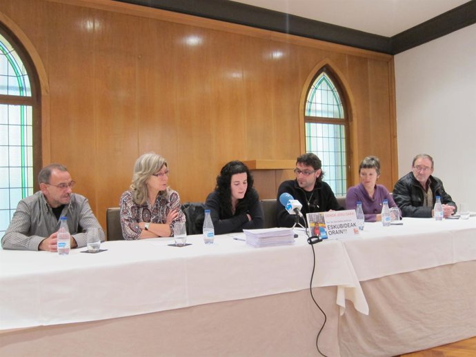 Los Padres De Josu Esparza Junto A Los Representantes Del Movimiento Eleak.