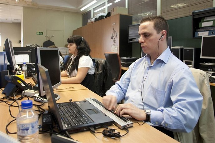 Un Informático Ciego Trabaja Con Su Ordenador Adaptado