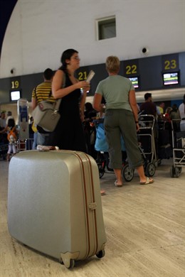 Pasajeros en el aeuropuerto de Sevilla