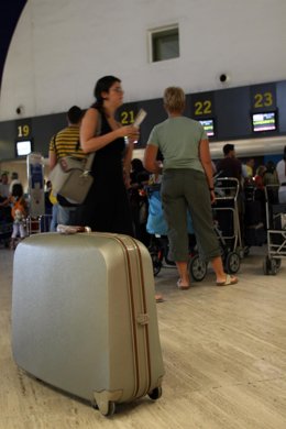 Pasajeros en el aeuropuerto de Sevilla