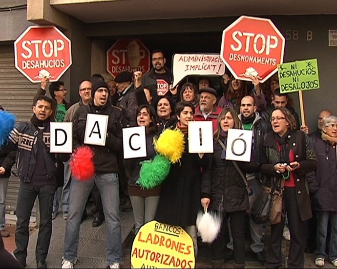 Acción Protesta A Favor De Familia Desahuciada