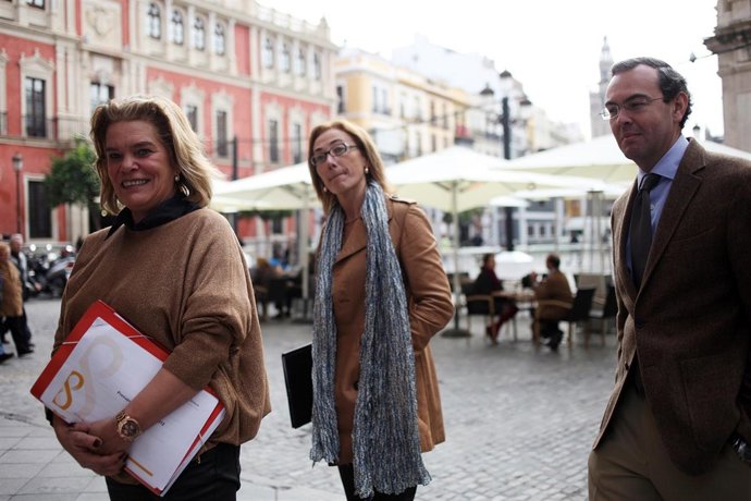 Asunción Fley Con Los Documentos Del Presupuesto.