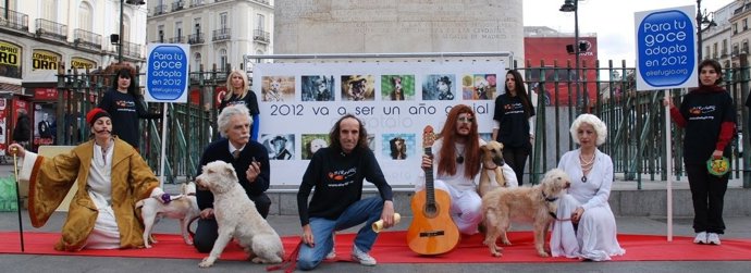 Presentación En Puerta Del Sol (Madrid) Del Calendario De El Refugio 2012