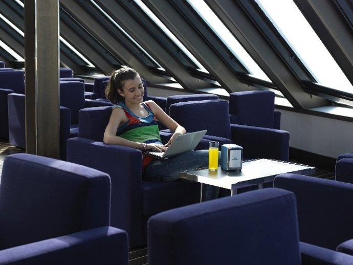 Una Chica Conectada A Internet, En Alta Mar