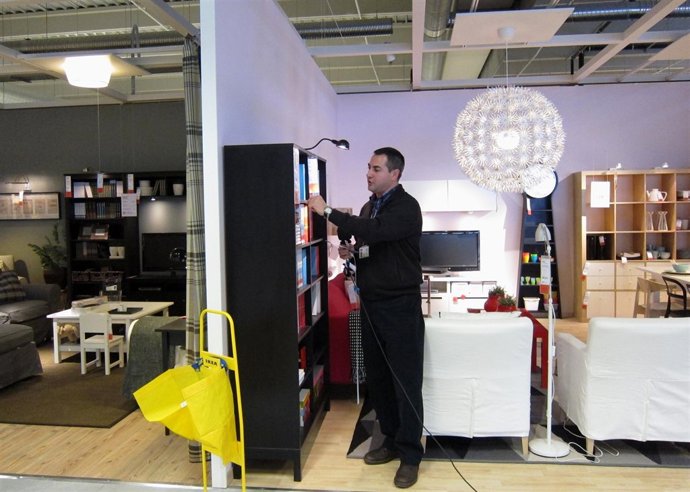 El Director De Ikea Valladolid, Vicente Cubells, En La Tienda Vallisoletana.