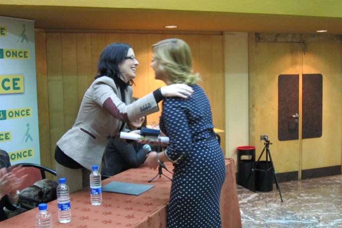 Paloma Menéndez, Entregando Una Distinción