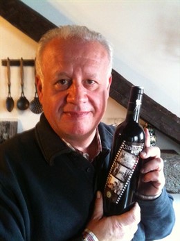 Juan Echanove Con Una Botella De Vino 'Cinema'