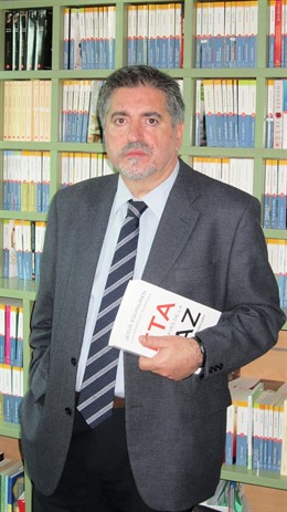 Eguiguren Posa Con Su Libro 'ETA, Las Claves De La Paz'