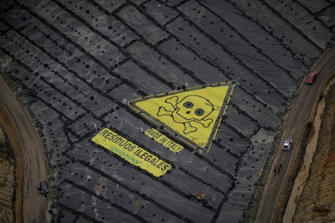 Cartel De Greepeace Colocado En El Vertedero De Nerva.