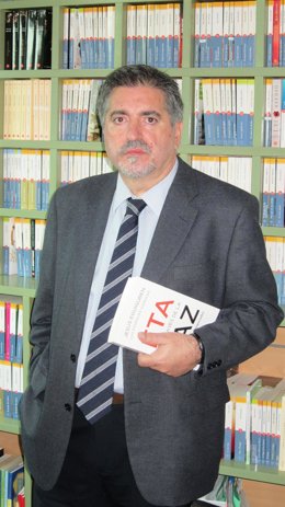 Eguiguren Posa Con Su Libro 'ETA, Las Claves De La Paz'