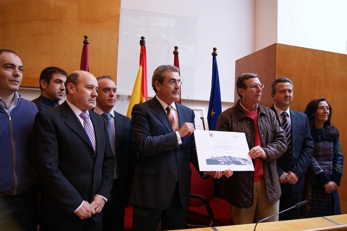 Paradores Entrega Una Ayuda Económica Para Contribuir A Fondos Mesa Solidaria